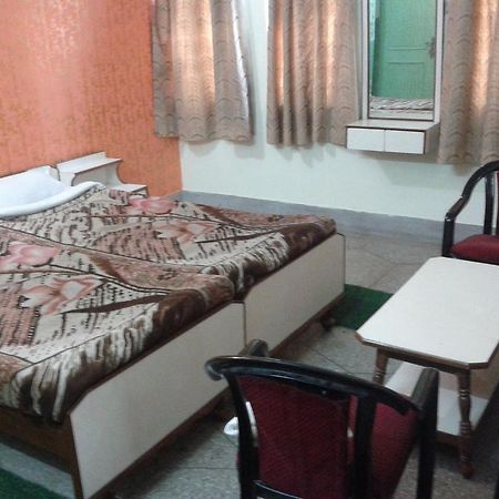 Radiant Ymca Tourist Hostel Варанаси Стая снимка