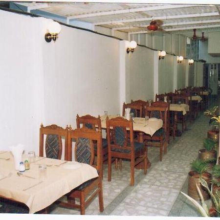 Radiant Ymca Tourist Hostel Варанаси Екстериор снимка