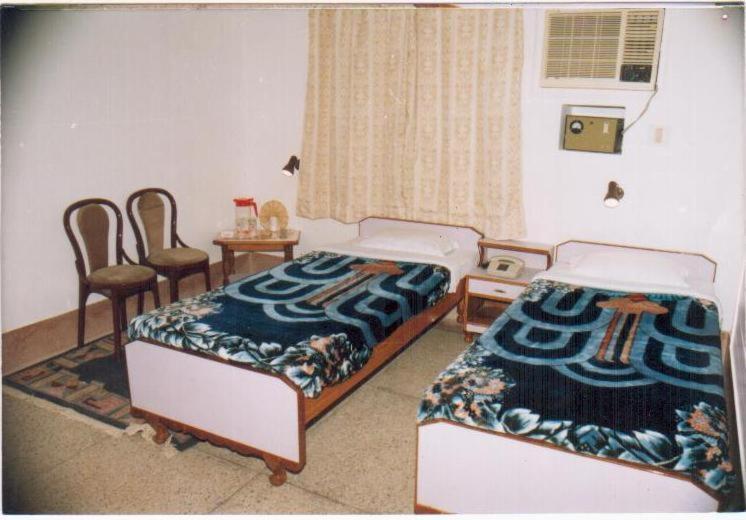 Radiant Ymca Tourist Hostel Варанаси Стая снимка