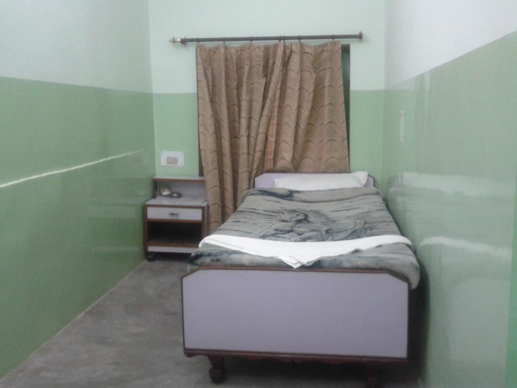 Radiant Ymca Tourist Hostel Варанаси Екстериор снимка