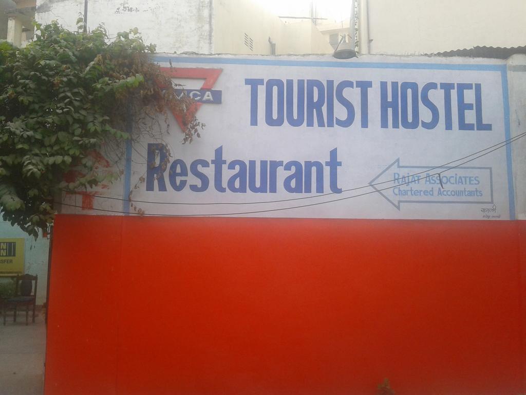 Radiant Ymca Tourist Hostel Варанаси Екстериор снимка