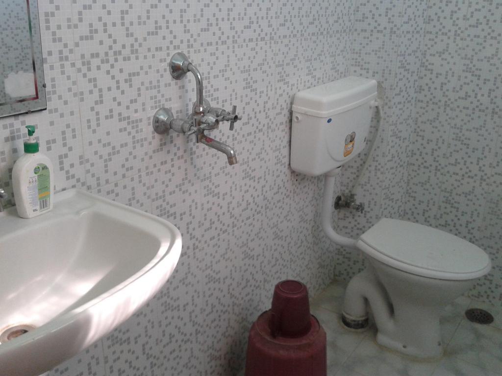 Radiant Ymca Tourist Hostel Варанаси Екстериор снимка